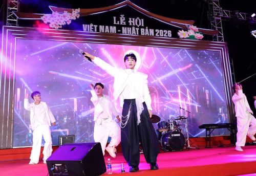 Sự xuất hiện của ca sĩ Isaac mang đến không khí sôi động cho lễ hội. Ảnh: NGỌC HÀ