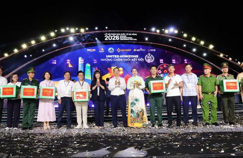Chủ tịch UBND thành phố Nguyễn Mạnh Hùng (thứ 7 từ trái qua) và Phó Chủ tịch UBND thành phố Nguyễn Thị Anh Thi (thứ 8 từ trái qua) tặng quà cho các lực lượng tham gia lễ hội DIFF 2026