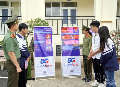 Cán bộ Phòng An ninh mạng và Phòng chống tội phạm sử dụng công nghệ cao, Công an tỉnh tuyên truyền, nâng cao hiểu biết cho học sinh Trường THPT chuyên Lê Quý Đôn.