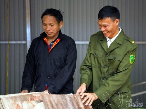 Anh Hờ A Tủa, Tổ Bảo vệ ANTT bản Huổi Thủng 2, xã Quảng Lâm bám bản, nắm bắt tình hình cơ sở từ nhân dân.