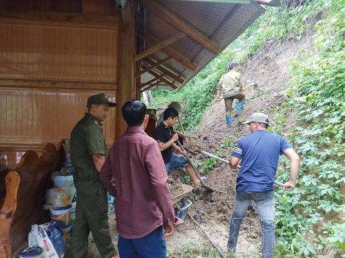 Sau mưa lớn các lực lượng ở cơ sở đã hỗ trợ người dân dọn đất sạt trượt nhanh chóng ổn định cuộc sống.