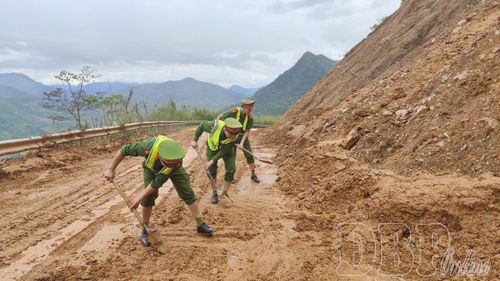 Công an xã Nậm Nèn tham gia khắc phục sạt lở đất sau mưa lớn tại Km22+150, tỉnh lộ ĐT144, đoạn qua khu vực bản Háng Trở.