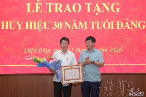 Đồng chí Lê Thành Đô, Phó Bí thư Thường trực Tỉnh ủy, Chủ tịch HĐND tỉnh trao Huy hiệu 30 năm tuổi Đảng cho đồng chí Nguyễn Mạnh Ngân.