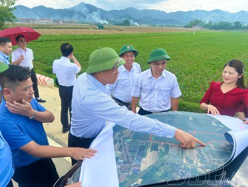 Chính quyền xã Thanh Yên cùng nhà đầu tư khảo sát vùng quy hoạch dự án nhà ở xã hội.