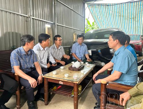 Cấp ủy, chính quyền xã Thanh Yên và nhà đầu tư trao đổi, đối thoại với các hộ dân thôn Thanh Trường.