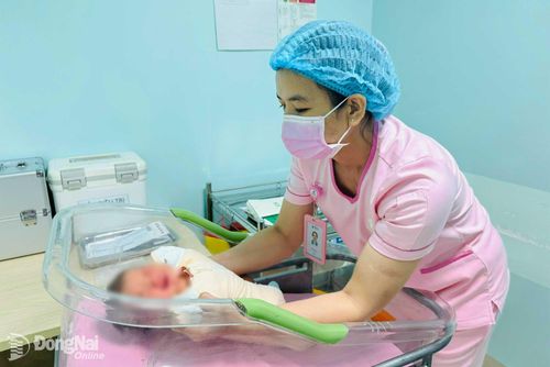 Nhân viên y tế chăm sóc trẻ sơ sinh tại Bệnh viện Hoàn Mỹ Đồng Nai. Ảnh: Hạnh Dung
