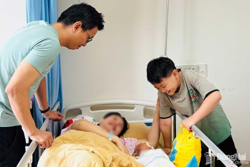 Niềm hạnh phúc của một gia đình ở phường Trấn Biên vừa sinh con thứ 2.
