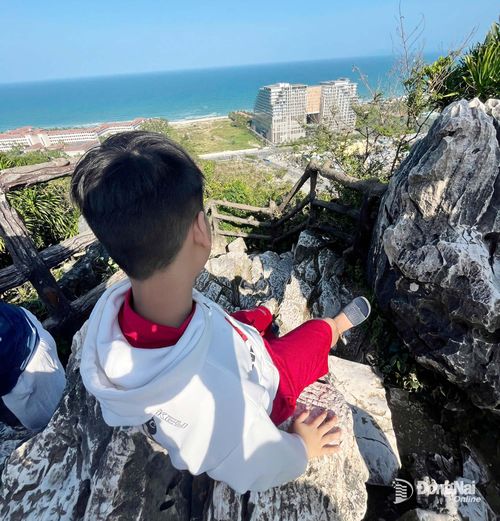 Lối vào động Vân Thông và quang cảnh nhìn từ trên đỉnh Vân Thông. Ảnh: Thùy Trang