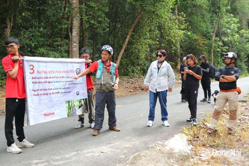 Du khách được hướng dẫn kỹ năng an toàn trước khi tham gia tour khám phá rừng Gia Canh tại xã Định Quán.