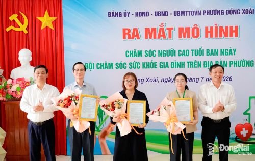 Lãnh đạo phường Đồng Xoài tặng hoa và thư cảm ơn các đơn vị tài trợ cho các mô hình. Ảnh: Quang Minh