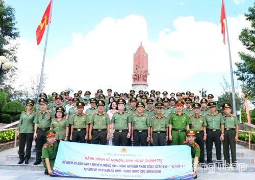 Công an tỉnh Đồng Tháp về nguồn, sinh hoạt chính trị tại Di tích Ban An ninh Trung ương Cục miền Nam, tỉnh Tây Ninh. Ảnh: Như Ý