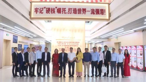  Đoàn công tác tỉnh Gia Lai và lãnh đạo Công ty Tập đoàn Đầu tư và vận hành cảng biển tỉnh Chiết Giang chụp hình lưu niệm. Ảnh: Đoàn Bình 