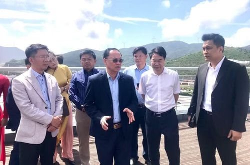  Bí thư Tỉnh ủy Thái Đại Ngọc (hàng đầu, thứ 2 từ trái sang) thăm cảng Ninh Ba - Chu Sơn. Ảnh: Đoàn Bình 