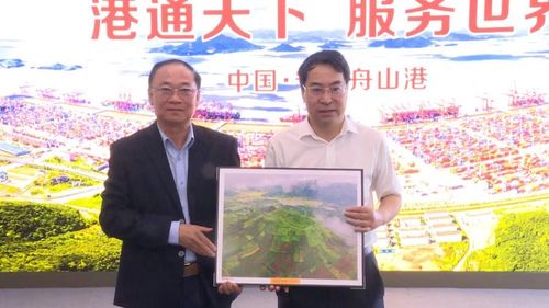  Bí thư Tỉnh ủy Thái Đại Ngọc (bên trái) tặng quà lưu niệm cho Phó Tổng Giám đốc Công ty Tập đoàn Đầu tư và vận hành cảng biển tỉnh Chiết Giang Nghê Ngạn Bác. Ảnh: Đoàn Bình 