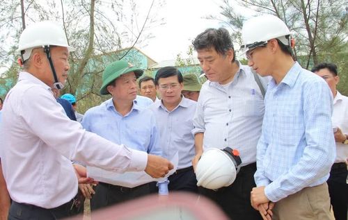 Đại diện nhà đầu tư dự án Bến cảng Phù Mỹ (bên trái) cùng chuyên gia Nhật Bản báo cáo tiến độ triển khai đến lãnh đạo tỉnh. Ảnh: Trọng Lợi