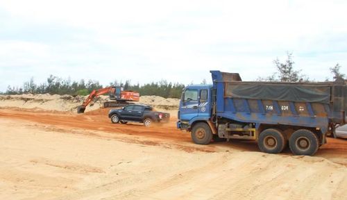 Nhà thầu huy động nhân lực, máy móc thi công hạ tầng Khu công nghiệp Phù Mỹ. Ảnh: Trọng Lợi