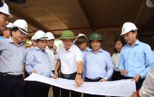 Phó Chủ tịch Thường trực UBND tỉnh (hàng đầu, thứ 3 từ phải sang) kiểm tra dự án chợ truyền thống và khu thương mại - dịch vụ Bồng Sơn của Công ty TNHH Thủy Hà Bình Định. Ảnh: Trọng Lợi