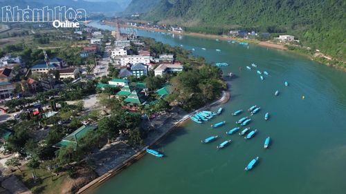 Du khách đi thuyền tham quan động Phong Nha.