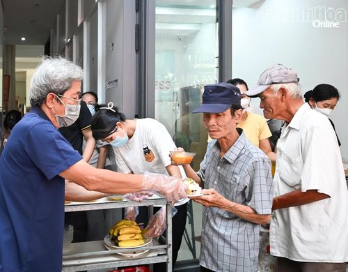Từng suất ăn miễn phí được phục vụ chu đáo.