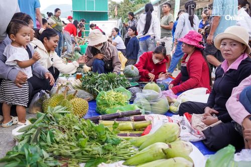 Nhiều người dân địa phương đưa nông sản đến bán tại phiên chợ.