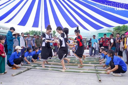 Rộn ràng với trò chơi nhảy sạp tại phiên chợ.
