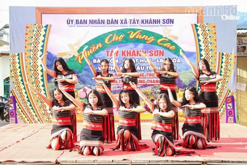 Biểu diễn tiết mục văn nghệ truyền thống tại phiên chợ.