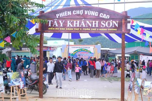 Không gian phiên chợ vùng cao Tây Khánh Sơn.