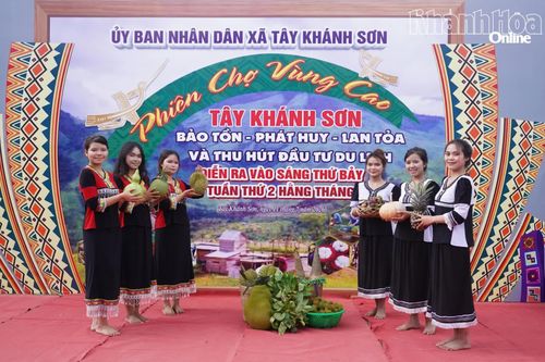 Phiên chợ vùng cao lần đầu tiên được xã Tây Khánh Sơn tổ chức vào sáng 11-7.
