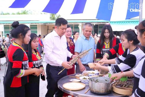 Lãnh đạo xã Tây Khánh Sơn tham quan gian hàng ẩm thực của người Raglai tại phiên chợ.