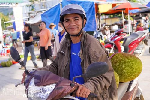 Người dân đưa thêm nông sản đến bán tại phiên chợ.