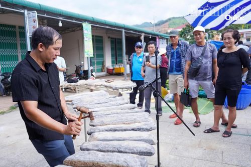 Du khách xem biểu diễn đàn đá Khánh Sơn.