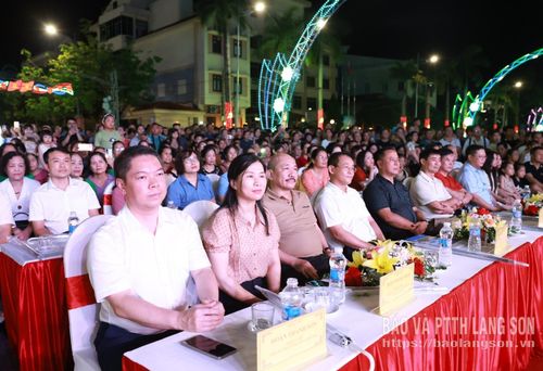 Các đại biểu dự chương trình khai trương Không gian văn hóa đường Hùng Vương