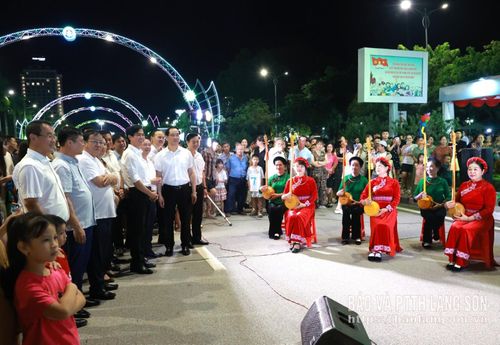 Các đại biểu thưởng thức văn nghệ truyền thống tại Không gian văn hóa đường Hùng Vương