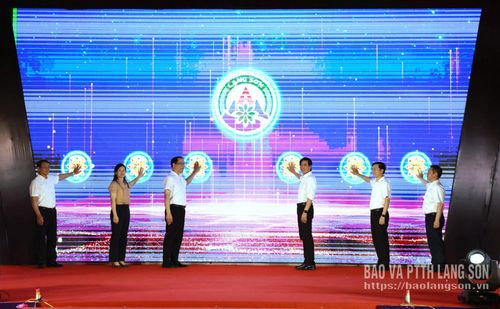 Các đại biểu thực hiện nghi thức khai trương Không gian văn hóa đường Hùng Vương