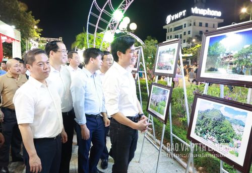 Các đại biểu tham quan khu vực triển lãm ảnh đẹp xứ Lạng tại Không gian văn hóa đường Hùng Vương