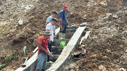 Đại diện chủ đầu tư, nhà thầu kiểm tra công nhân thi công các hạng mục dự án.