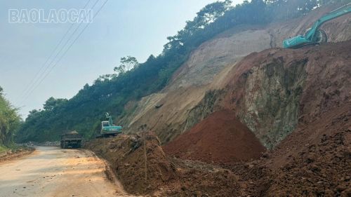 Nhiều điểm sạt lở lớn trên Tỉnh lộ 162, đoạn Quý Xa - Tằng Loỏng.