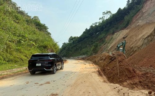 Nhà thầu huy động máy móc xử lý hót dọn các điểm sạt lở.