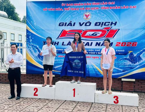 Ban tổ chức trao giải cho các vận động viên xuất sắc đạt thành tích tại giải.