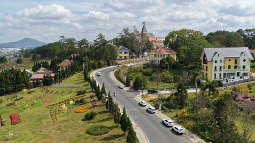 Một góc đô thị với điểm nhấn là kiến trúc cổ Trường Cao đẳng sư phạm Đà Lạt ở khu vực trung tâm phường Lâm Viên - Đà Lạt