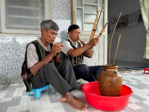 Sáo, kèn bầu bên chóe rượu cần