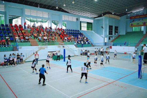 Nhiều khán giả tham gia cổ vũ ủng hộ tinh thần các đội thi
