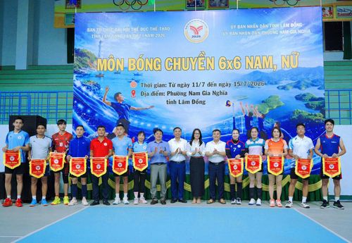 Ban Tổ chức trao cờ lưu niệm cho các đội thi