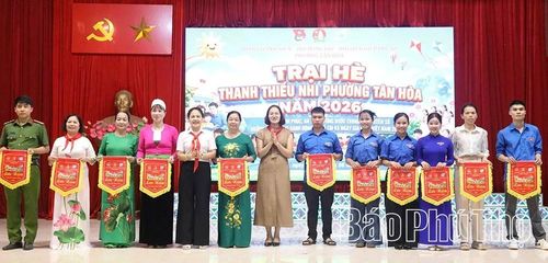 Ban Tổ chức trao cờ lưu niệm cho các đội thi.