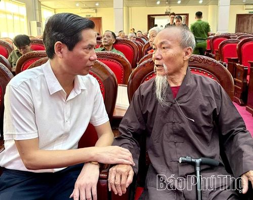 Lãnh đạo UBND xã Yên Lạc hỏi thăm thân nhân liệt sĩ.