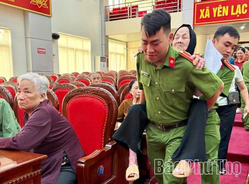 Đối với các thân nhân cao tuổi, cán bộ, chiến sĩ và đoàn viên thanh niên dìu đỡ, hướng dẫn hoàn thiện các thủ tục, tạo điều kiện thuận lợi trong suốt quá trình lấy mẫu.