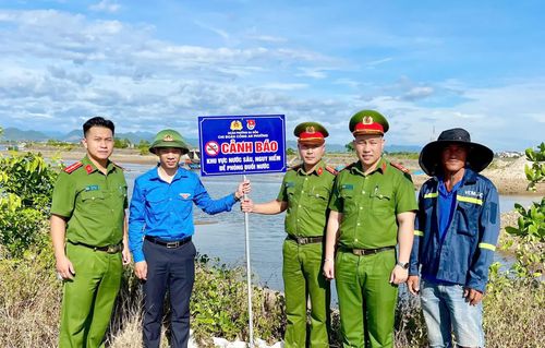 Đoàn phường Ba Đồn tổ chức cắm các biển cảnh báo phòng, chống đuối nước tại những khu vực tiềm ẩn nguy cơ trên địa bàn - Ảnh: H.L