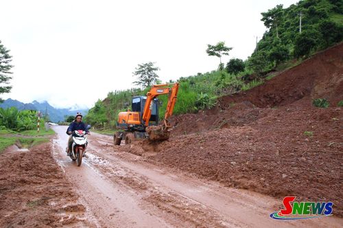 Khắc phục sạt lở trên quốc lộ 279.