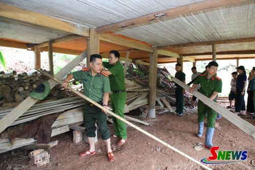 Lực lượng Công an xã Mường Giôn hỗ trợ người dân khắc phục hậu quả sau thiên tai.