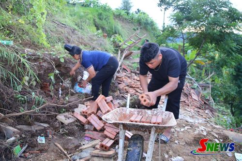 Gia đình anh Lò Văn Quân, tiểu khu Chiềng Bằng, xã Quỳnh Nhai thu dọn một số tài sản còn sót lại sau khi ngôi nhà bị vùi lấp.